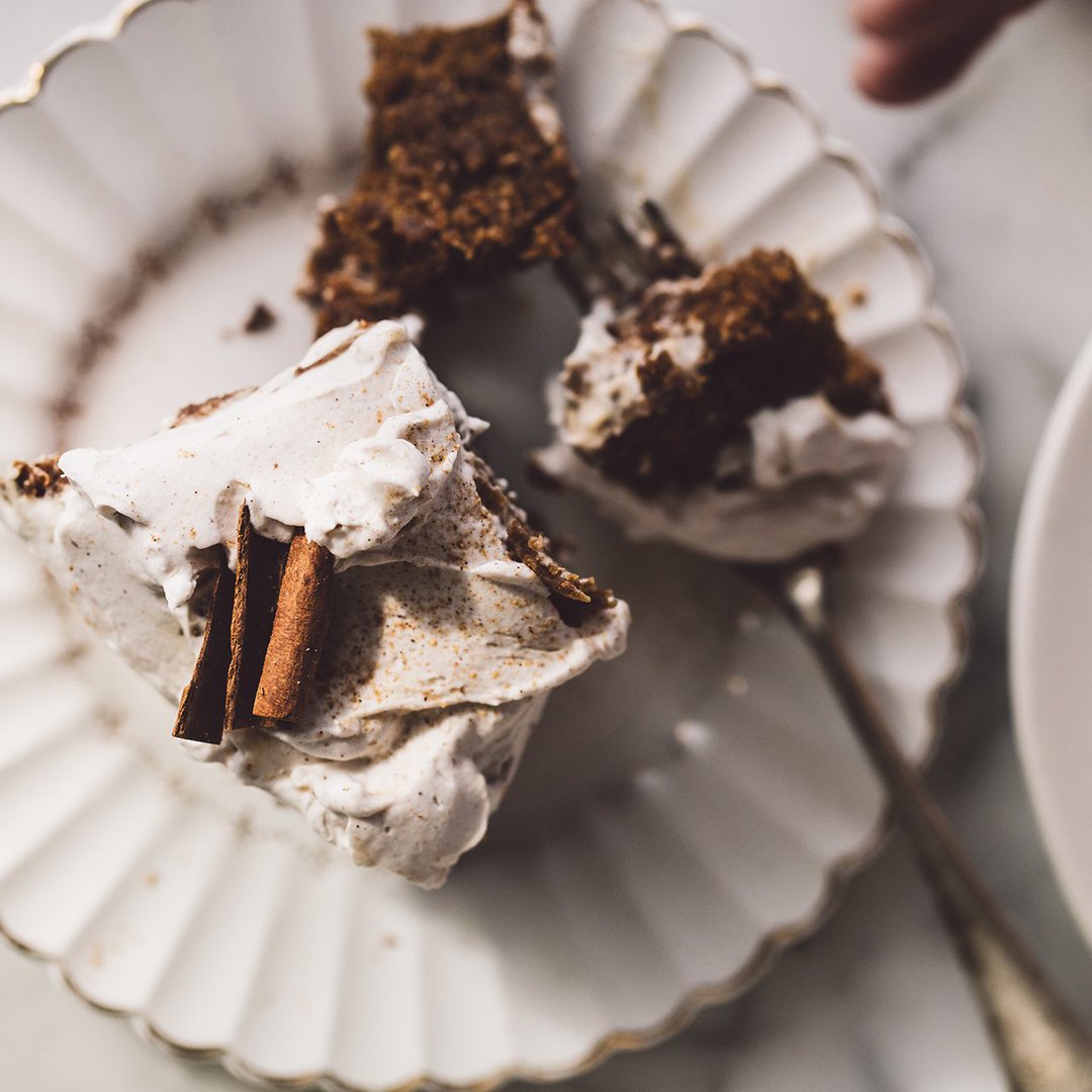 Vegan chai cake with whipped coconut frosting Lagom